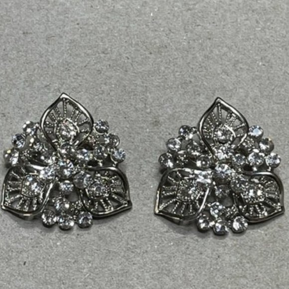 A Pair of Filigree Leaf and Rhinestone brooches or Collar Lapel Pins 1950's - Picture 3 of 4